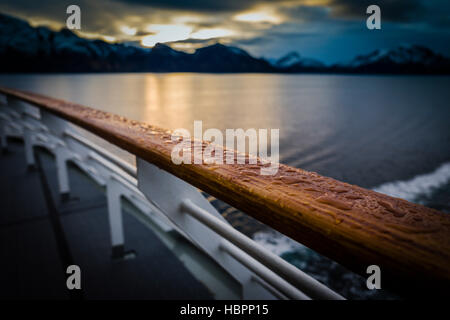 Hurtigruten MS Polarlys Blick vom Heck, wie es durch die Fjorde Nordnorwegens Kreuzfahrten. Stockfoto