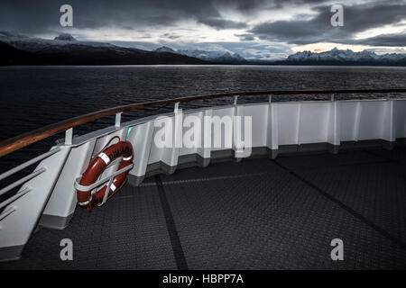 Hurtigruten MS Polarlys Blick vom Heck, wie es durch die Fjorde Nordnorwegens Kreuzfahrten. Stockfoto