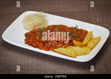 Traditionelle Gulasch mit Kraut und Kartoffeln Stockfoto