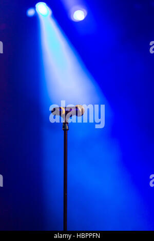 Mikrofon in das blaue Bühne-Licht Stockfoto