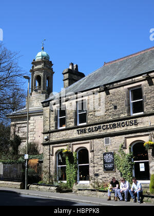 Die alte Klubhaus Public House & St. Johannes der Täufer Kirche, Buxton Stadt, Derbyshire, England, Großbritannien Stockfoto