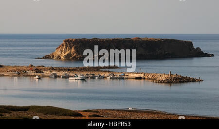 Angelboote/Fischerboote im Hafen von Agios Georgios auf der Westküste von Zypern, Mittelmeer, Europa gefesselt. Stockfoto