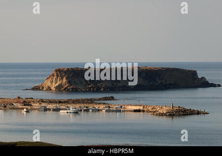 Angelboote/Fischerboote im Hafen von Agios Georgios auf der Westküste von Zypern, Mittelmeer, Europa gefesselt. Stockfoto