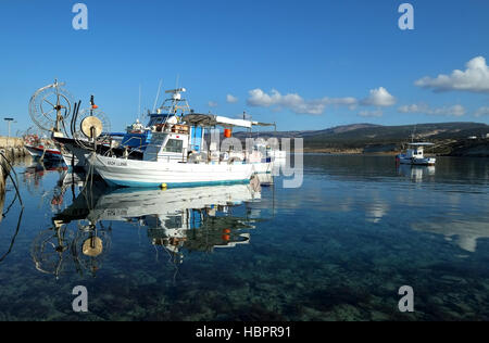 Angelboote/Fischerboote im Hafen von Agios Georgios, an der Westküste von Zypern, Mittelmeer, Europa gefesselt. Stockfoto