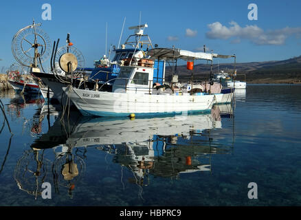 Angelboote/Fischerboote im Hafen von Agios Georgios, an der Westküste von Zypern, Mittelmeer, Europa gefesselt. Stockfoto