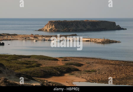 Angelboote/Fischerboote im Hafen von Agios Georgios auf der Westküste von Zypern, Mittelmeer, Europa gefesselt. Stockfoto