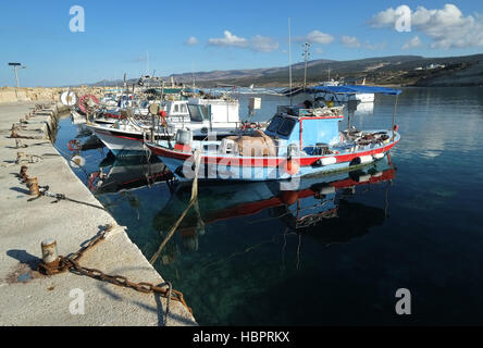 Angelboote/Fischerboote im Hafen von Agios Georgios, an der Westküste von Zypern, Mittelmeer, Europa gefesselt. Stockfoto