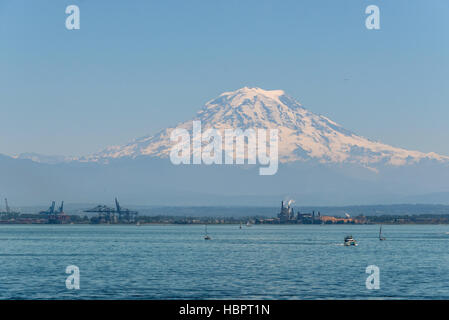 Blick über den Puget Sound in Richtung Mount Rainier und Tacoma in der Nähe von Seattle Stockfoto