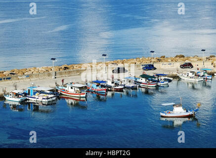 Angelboote/Fischerboote im Hafen von Agios Georgios, an der Westküste von Zypern, Mittelmeer, Europa gefesselt. Stockfoto