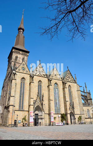 Marienkirche-Kirche in Osnabrück mit Menschen Stockfoto