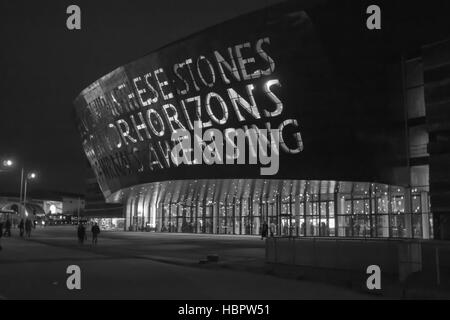 CARDIFF, UK - 16 FEB: Das Wales Millennium Centre in Cardiff Bay, Wales, UK am 16. Februar 2013. Das Zentrum wurde 2009 eröffnet und beherbergte durchführen Stockfoto