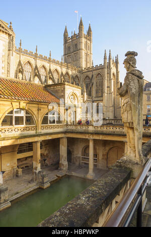 BATH, ENGLAND - 18. Februar 2013: Die antiken römischen Bäder, mit Besuchern in Bath, Somerset, England Stockfoto
