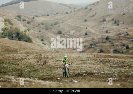 junge männliche Radfahrer Mountainbiker fahren auf einem Gebirgstal während Krim Rennen mountainbike Stockfoto