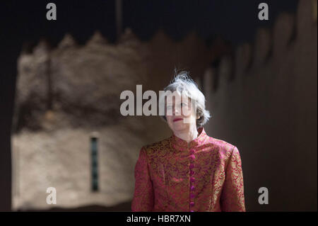 Premierminister Theresa May kommt in Riffa Fort in Manama in Bahrain heute, wo sie besuchte eine junge Führungskräfte-Rezeption bei ihrem dreitägigen Besuch in der Golf-Kooperationsrat-Gipfel teilnehmen. Stockfoto