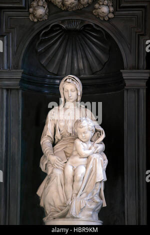 Madonna von Brügge, von Michelangelo Buonarotti, 1501-04, Church of Our Lady, Brügge, Belgien Stockfoto