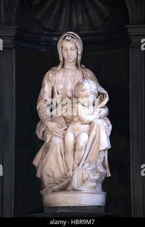 Madonna von Brügge, von Michelangelo Buonarotti, 1501-04, Church of Our Lady, Brügge, Belgien Stockfoto