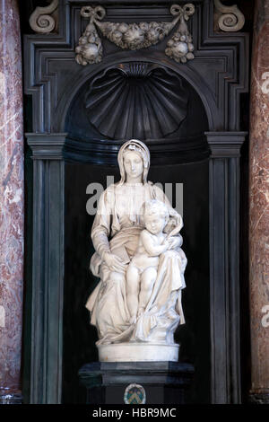 Madonna von Brügge, von Michelangelo Buonarotti, 1501-04, Church of Our Lady, Brügge, Belgien Stockfoto