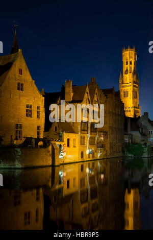 Abend, Dämmerung, Nacht, Szene, Illuminationen, Romantik, romantisch, Reflexionen auf Rozenhoedkaai, Glockenturm, Belfort, Turm, Brügge, West-Flandern, Belg Stockfoto