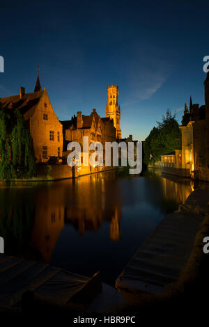 Abend-Reflexionen über Rozenhoedkaai, mit Glockenturm oder Belfort Tower, Brügge, West-Flandern, Belgien, Europa Stockfoto