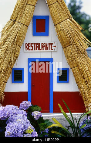 Restaurant Zeichen in der traditionellen strohgedeckten ein Fachwerkhaus Santana, Madeira. Portugiesische Insel. Portugal Stockfoto