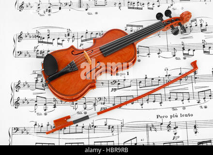 Spielzeug Violine und Bogen Stockfoto