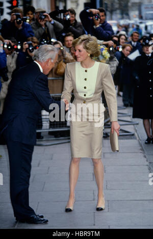 DIANA, PRINZESSIN VON WALES ALS SCHIRMHERRIN, NIMMT AN DER UNTERSTÜTZUNG DES GEALTERTEN INDUSTRIE- UND HANDELSESSEN IM CLARIDGES IN LONDON, GROSSBRITANNIEN, TEIL. Ca. 1989. Stockfoto