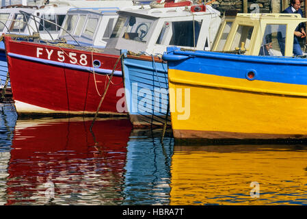 Bunte Fischerboote im Hafen von Polperro. Cornwall. England. VEREINIGTES KÖNIGREICH Stockfoto