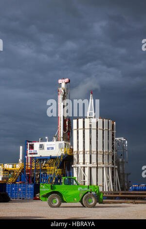 Cuadrilla Ressourcen Fahrzeuge Bohrgeräte & Karussell an Presse Halle Shale Gas Bohrstelle, Blackpool, Lancashire, UK Erdgas Bohrprojekten UK Stockfoto