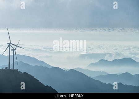 Windkraftanlagen auf des Berges Höhn Stockfoto