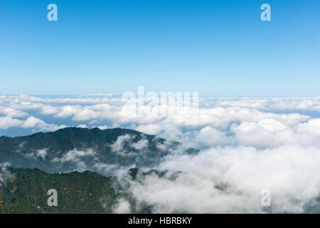 Wolken über den Bergen Stockfoto