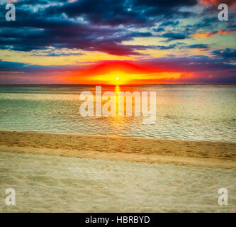 Weißen Sandstrand von Le Morne bei Sonnenuntergang. Mauritius. Stockfoto