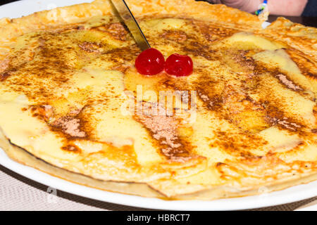 Pfannkuchen mit frischen Kirschen Stockfoto