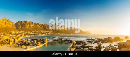 Sonnenuntergang Panorama von Camps Bay, Kapstadt, Südafrika Stockfoto