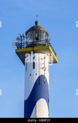 Laterne des weiß-blauen Leuchtturm Lange Nelle im Ostende Hafen an der belgischen Nordseeküste, Belgien Stockfoto