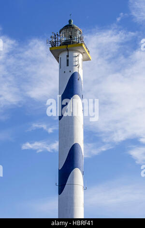 Laterne des weiß-blauen Leuchtturm Lange Nelle im Ostende Hafen an der belgischen Nordseeküste, Belgien Stockfoto