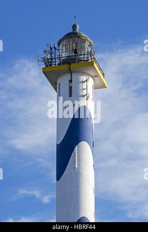 Laterne des weiß-blauen Leuchtturm Lange Nelle im Ostende Hafen an der belgischen Nordseeküste, Belgien Stockfoto