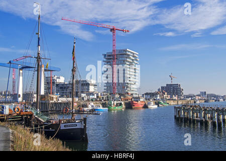 Zweimaster Segelschiff Nele und neue Wohnungen zu bauen für Immobilien-Projekt Oosteroever im Hafen von Ostende an der belgischen Nordseeküste Stockfoto