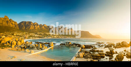 Sonnenuntergang Panorama von Camps Bay, Kapstadt, Südafrika Stockfoto