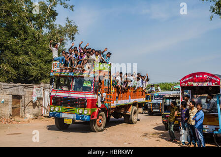 SIRSI, NORTH KARNATAKA, Indien - 3. Januar 2016: Eine große Gruppe von indischen Männer gehen in einem überfüllten roten LKW Stockfoto