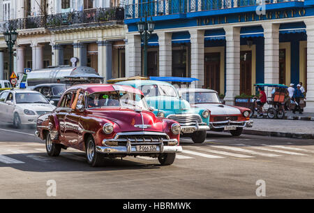 Ein Rahmen voll von alten Timer, wie sie ziehen weg von Ampeln auf der Prado, der Hauptstraße vom Malecon, das Kapitol (Havanna, Kuba). Stockfoto