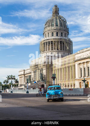 Ein buntes Oldtimer geht vor der legendären National Capitol Building in der kubanischen Hauptstadt Havanna. Stockfoto