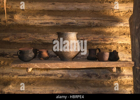 Keramik ausgestellt Hütte, Bronzezeit, 14.-17. Jahrhundert v. Chr., Karpaten Troy archäologische Freilichtmuseum in Trzcinica, Polen Stockfoto