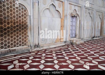 Taj Mahal komplizierte Wand- und Designs mit einer Mischung aus indischen, persischen, islamischen und türkischen Ursprungs Stockfoto