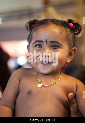 Porträt eines glücklich lächelnden Babys in Kerala, Indien Stockfoto