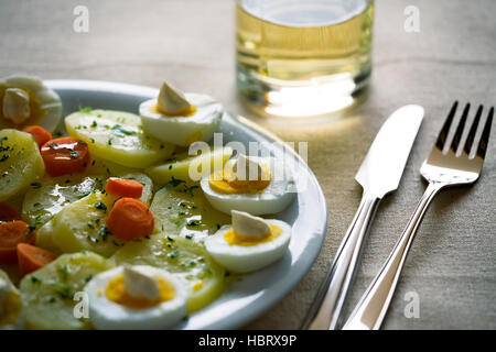 Gekochten Eiern mit Kartoffeln und Karotten Stockfoto