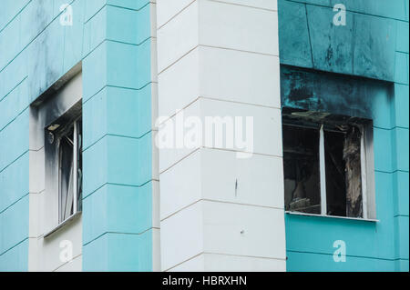 Fenster im Hochhaus ausgebrannt. Feuer im Haus Stockfoto