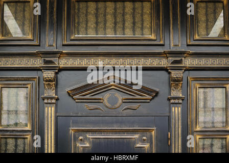 Holzschnitzerei mit Bogen über der Tür in einem alten Gebäude Stockfoto