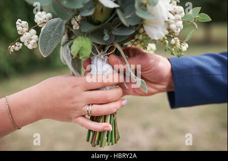 Bräutigam gibt der Braut Hochzeit Bouquet Nahaufnahme Stockfoto