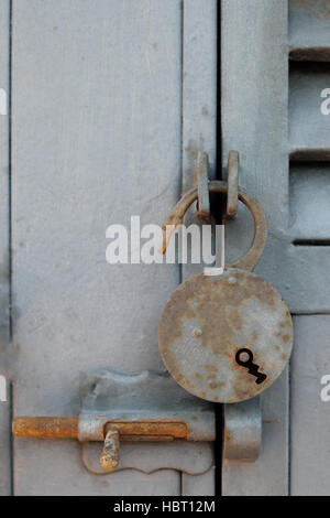 Öffnen Sie rostige Vorhängeschloss an Metalltür - Vintage Schloss Stockfoto