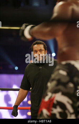 Schiedsrichter Kraut Dekan an der Bedrängnis "Banned", ein mixed Martial Arts Kampf im Honda Center am 19. Juli 2008 in Anaheim, Kalifornien. Francis Specker Stockfoto